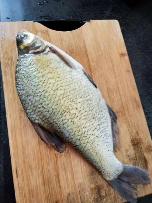 妈妈从超市里买来一条大扁鱼