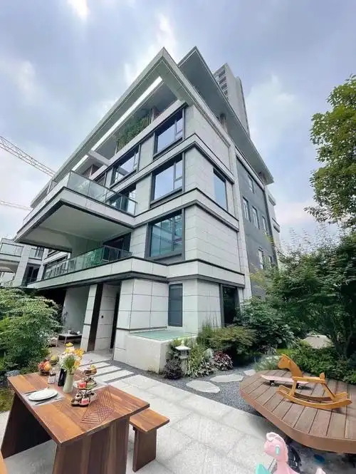 每天鲜花相伴,再养一只可爱的猫,无比惬意#独栋别墅 #别墅 #佛山别墅