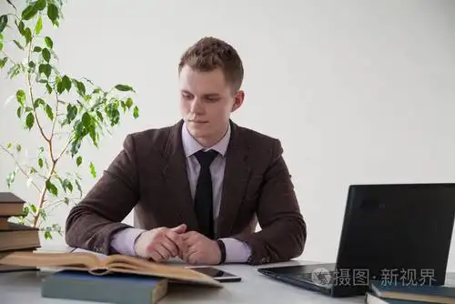 一个人在办公室的电脑商务文员工作