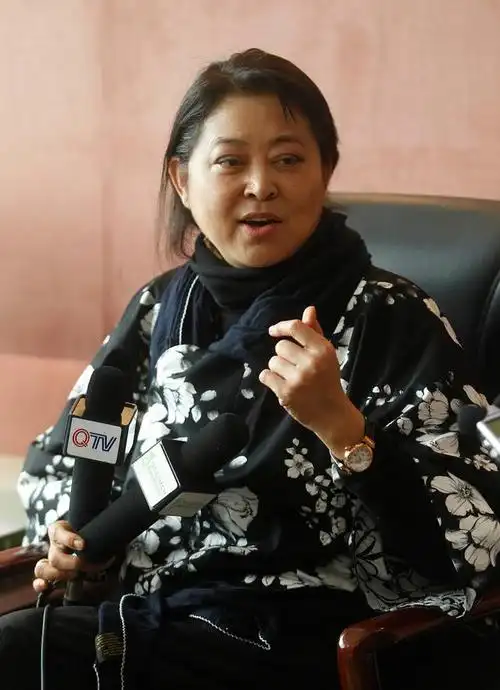 在我看来,倪萍是一位充满魅力的女性偶像,尤其是她在老年时期的精神和