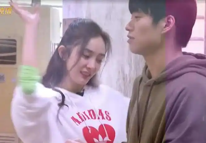 杨幂魏大勋疑要官宣恋情,同居实锤被扒,又毫不掩饰同坐飞机回京