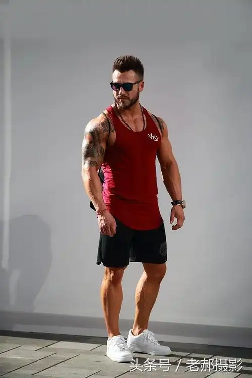 肌肉男浑身都是疙瘩肉