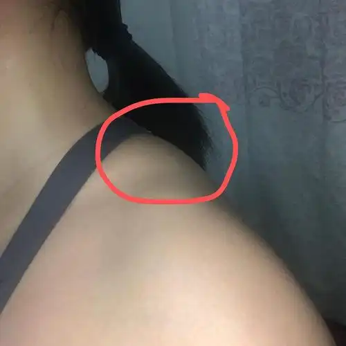 姐妹们,这两坨肉就是斜方肌吗?(硬的)怎么减啊?