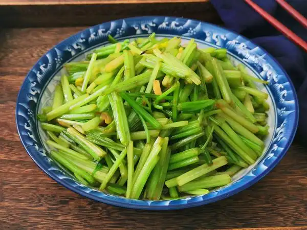 清炒芹菜的做法