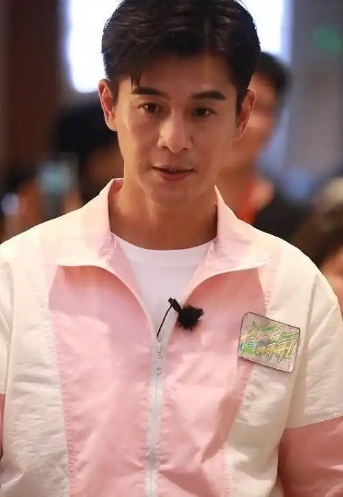 乔振宇真的好适合穿粉色,生图看着有男人味,一点都不娘气_服装_款式