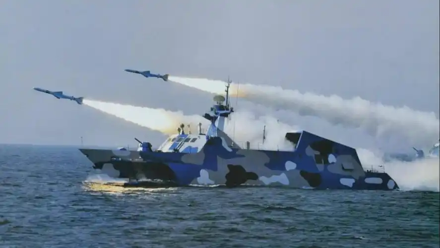 退役022导弹艇返聘上岗,不打航母改怼渔船了,网友:"海上平头哥"