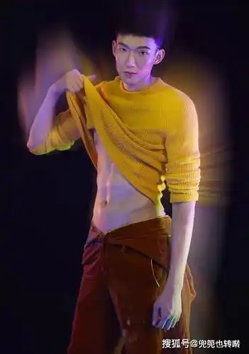 周琦撩衣服露出大肚腩的照片6块腹肌已经消散全无