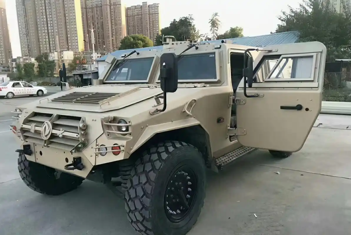 神农架林区车友花140万买辆二代东风猛士,鄂p牌,越野装备超齐全