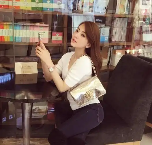 20亿天王嫂方媛现身秀场戴69元钻戒被嘲太掉价身高被指155cm