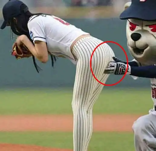 李成敏弯腰瞬间堪称经典,看到图4后,网友:不愧是"玩球"高手