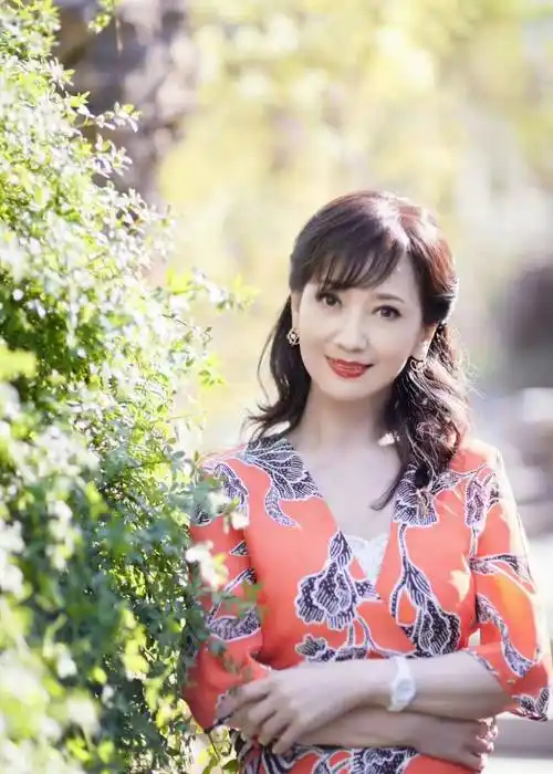 69岁赵雅芝晒春日美照,穿一条橘红色印花裙,清新气质又减龄!