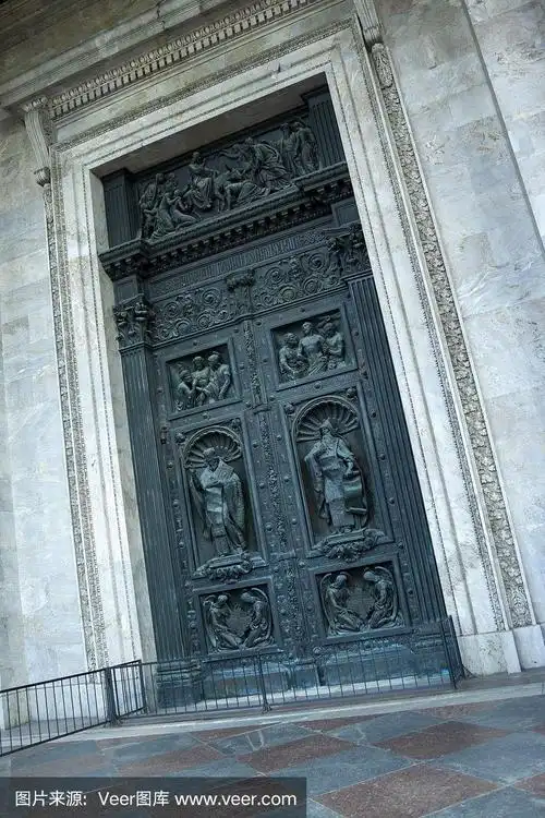 圣以撒东正教大教堂青铜门的装饰细节