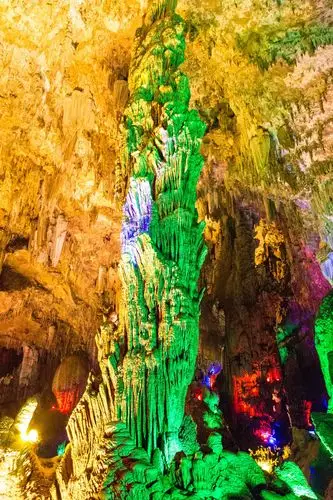 天星洞可以算是黄果树景区的一朵奇葩,但是依然璀璨耀眼.