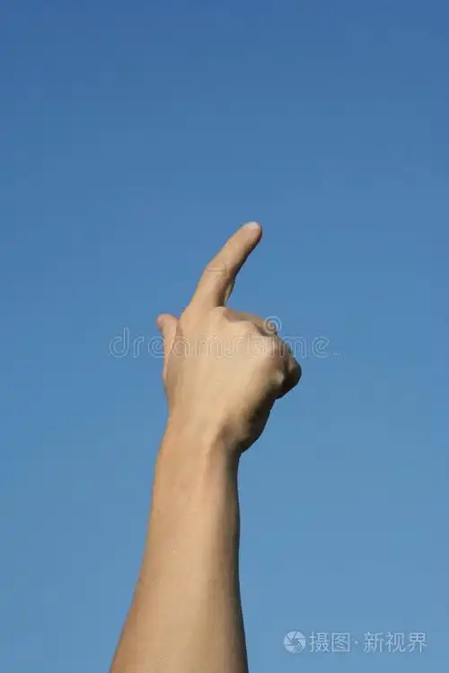 手与蓝天