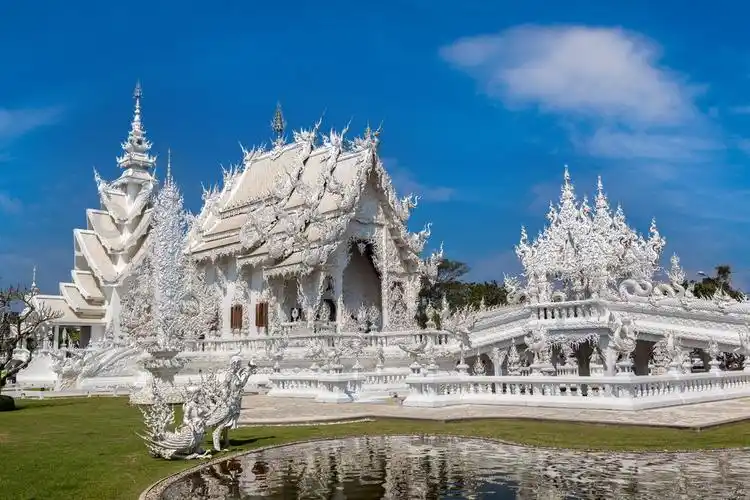 白庙(wat rong khun) 在清莱,泰国在一个夏日