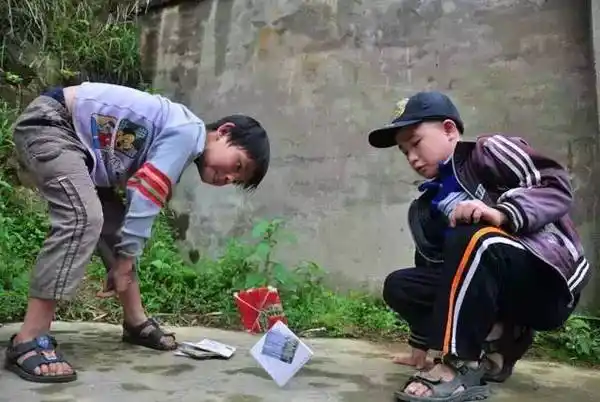 8岁打纸板练就了一身肱二头肌,强大的肺活量用来吹翻游戏牌