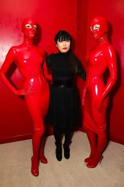 从恐龙特急克塞号到卡戴珊 别脸红 是时候穿上你的橡胶衣了_乳胶