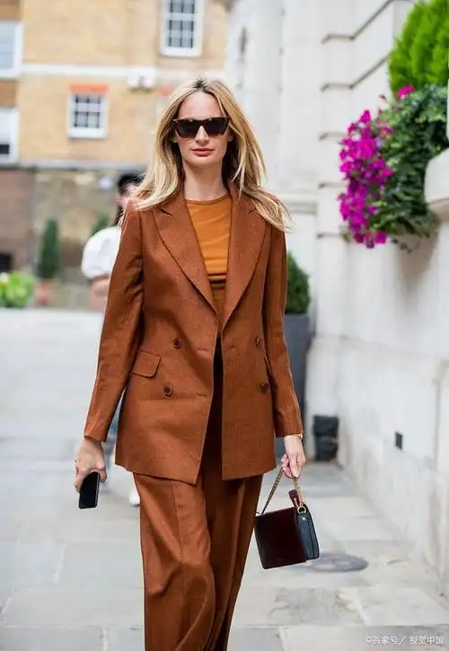 喜欢焦糖色大衣的朋友,这样穿搭更有魅力