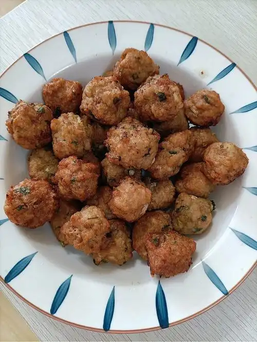 莲藕肉丸子油炸好酥脆