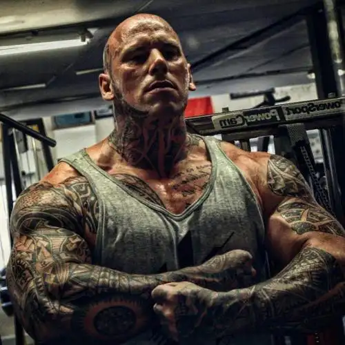 马丁·福特(martyn ford)是一位健美运动员和演员,凭借他一身健硕夸张