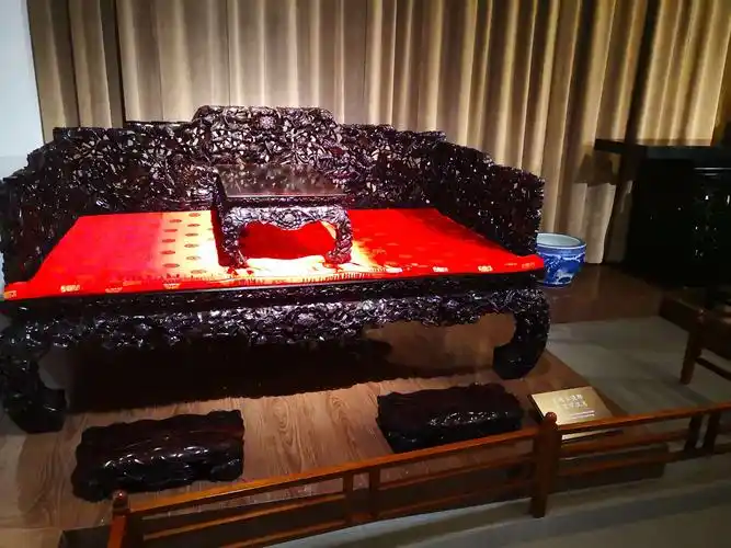 紫檀木透雕——荷花罗汉床