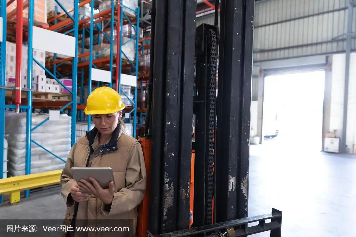 仓库里的一名女工在平板电脑上工作