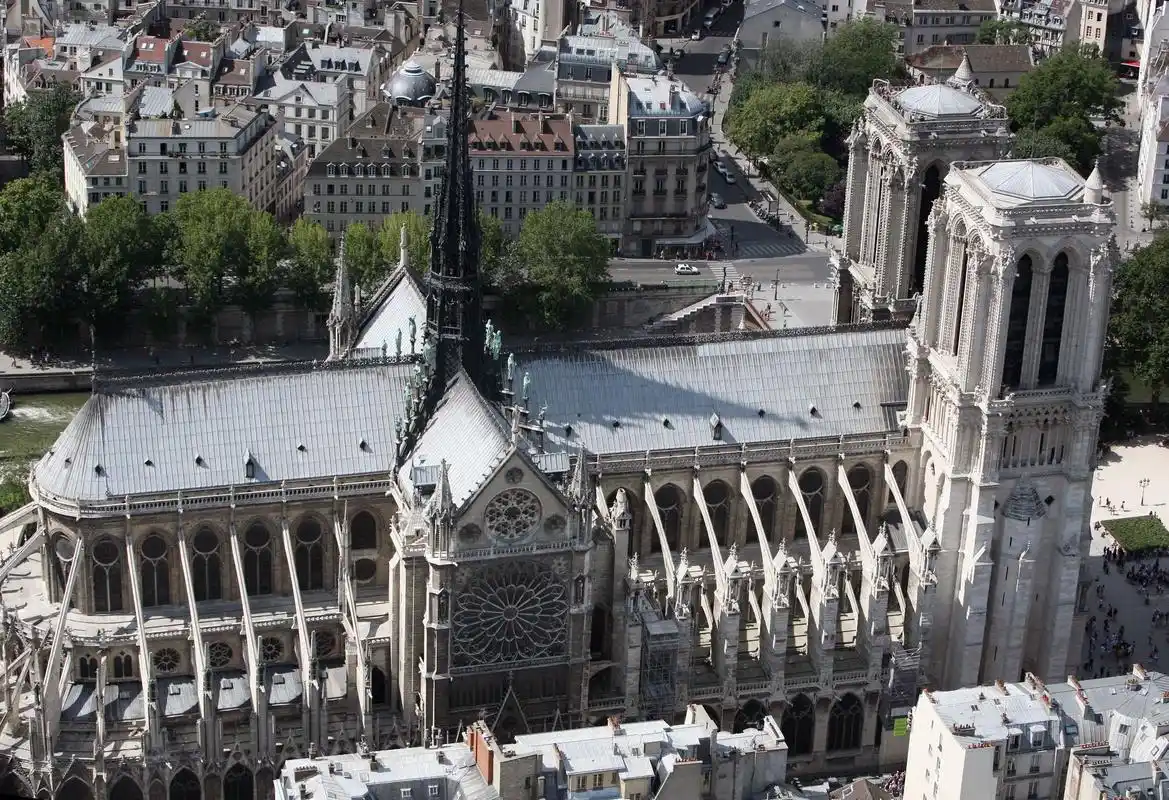 组图:巴黎圣母院的"建筑"与"雕塑"之美,第一座全哥特式教堂