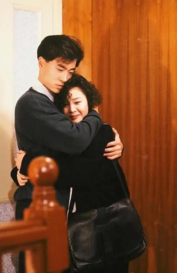 在上世纪90年代,中国香港娱乐圈中,陈庭威如一颗璀璨之星,主演了