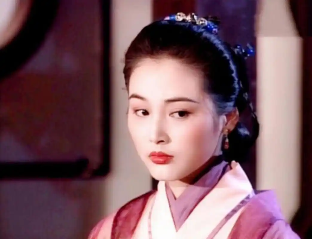 张延,年轻时妥妥的港风美女,早期在香港发展,很多人没有见过那时候的