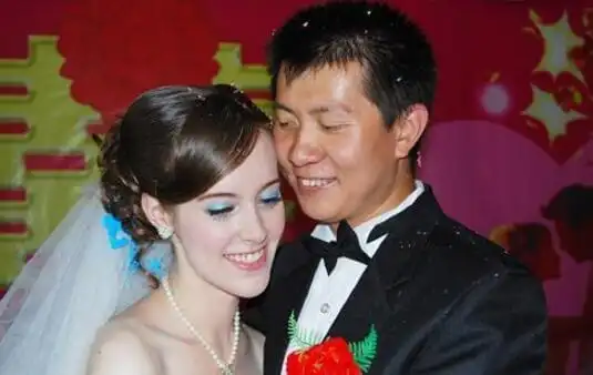 娶了洋媳妇当老婆的中国小伙如今的生活过得有滋有味