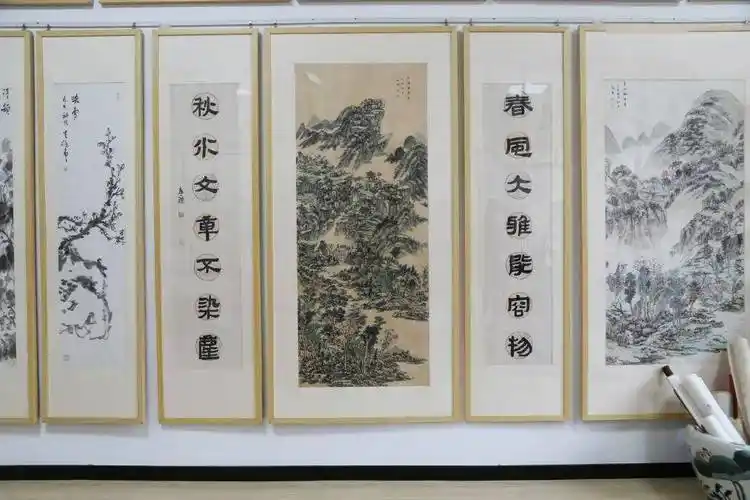 通渭悦心国际书画村264室 廉杰老师创作的中堂对联通渭地处甘肃中部