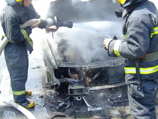 体育场路和中和路交叉口一辆出租车自燃(组图)