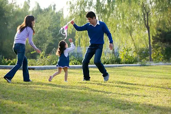 一家三口户外游玩