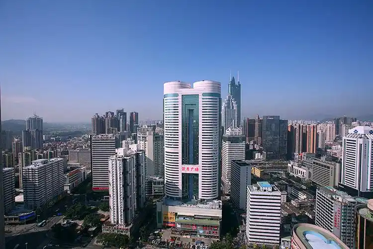 之黄金地带,毗临国贸,天安,发展中心等商业大厦,紧临地铁国贸站出口