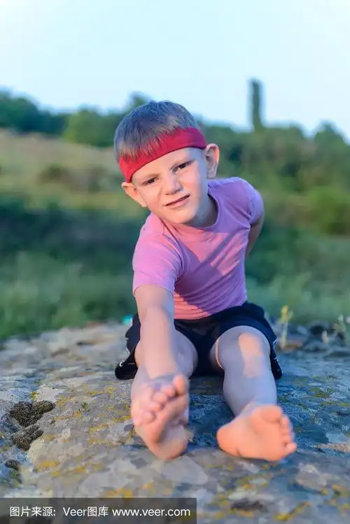 小男孩锻炼身体