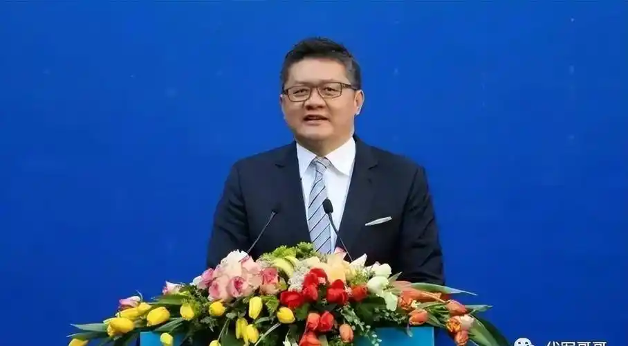 他是电视著名主持人,妻子曾大闹节目现场,如今夫妻恩爱让人羡慕_张斌