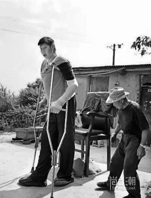 身高2.55米亚洲第一巨人王峰军去世 生前受"巨人症"困扰(2)