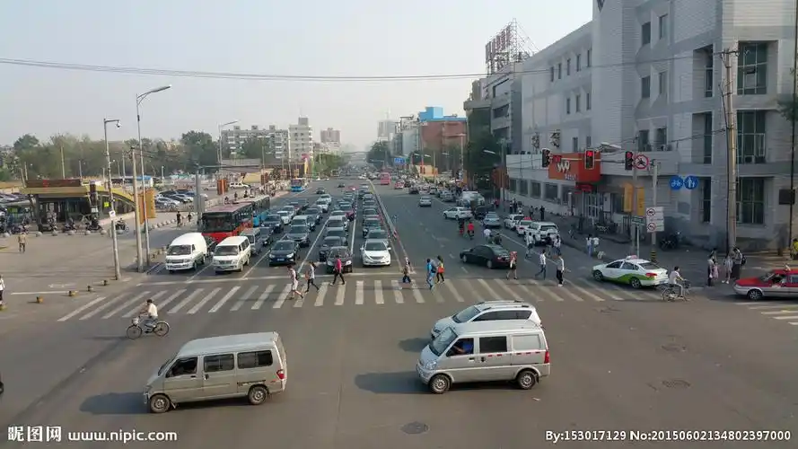 城市里的十字路口图片