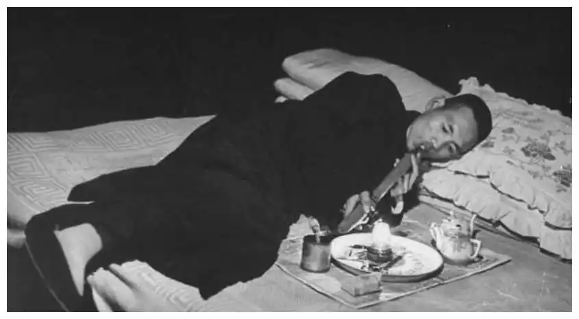 晚清吸食鸦片真实场景张张触目惊心母子同时吸食瘦骨嶙峋