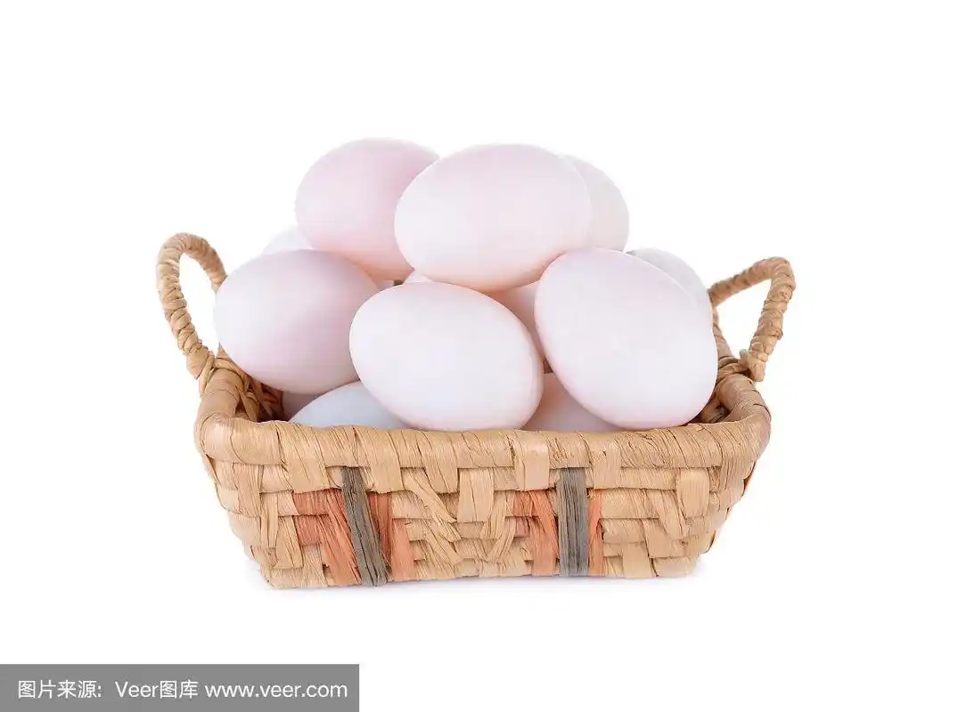 新鲜的生鸭蛋在篮子和白色的背景
