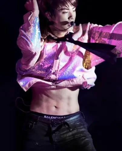 防弹少年团大哥金硕珍 除了太平宽肩 你的腹肌遮不住了!