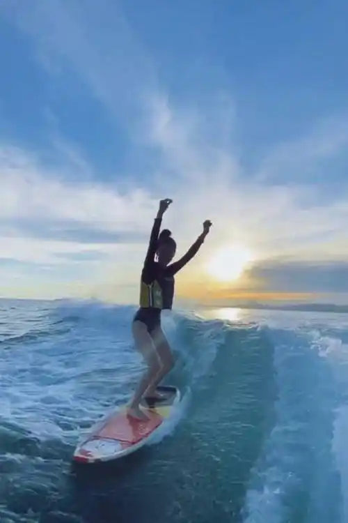 baby杨颖晒身穿时尚泳衣冲浪,超白大长腿抢镜,动作姿势真是撩人_性格