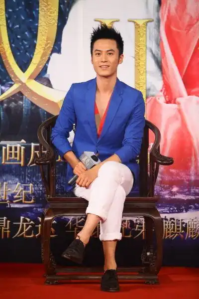 茅子俊出席《画皮2》杀青酒帅气亮相