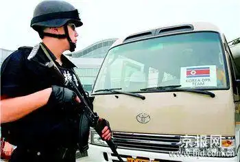 朝鲜女足抵达成都享受特警护卫(图)