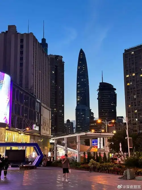 来深圳总要去感受一下福田cbd夜景吧#夜幕降临后的繁华城市.