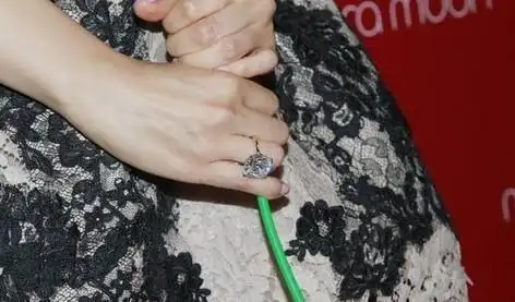 这颗将近20克拉的钻戒是老公李家诚赠送给徐子淇的生日礼物.