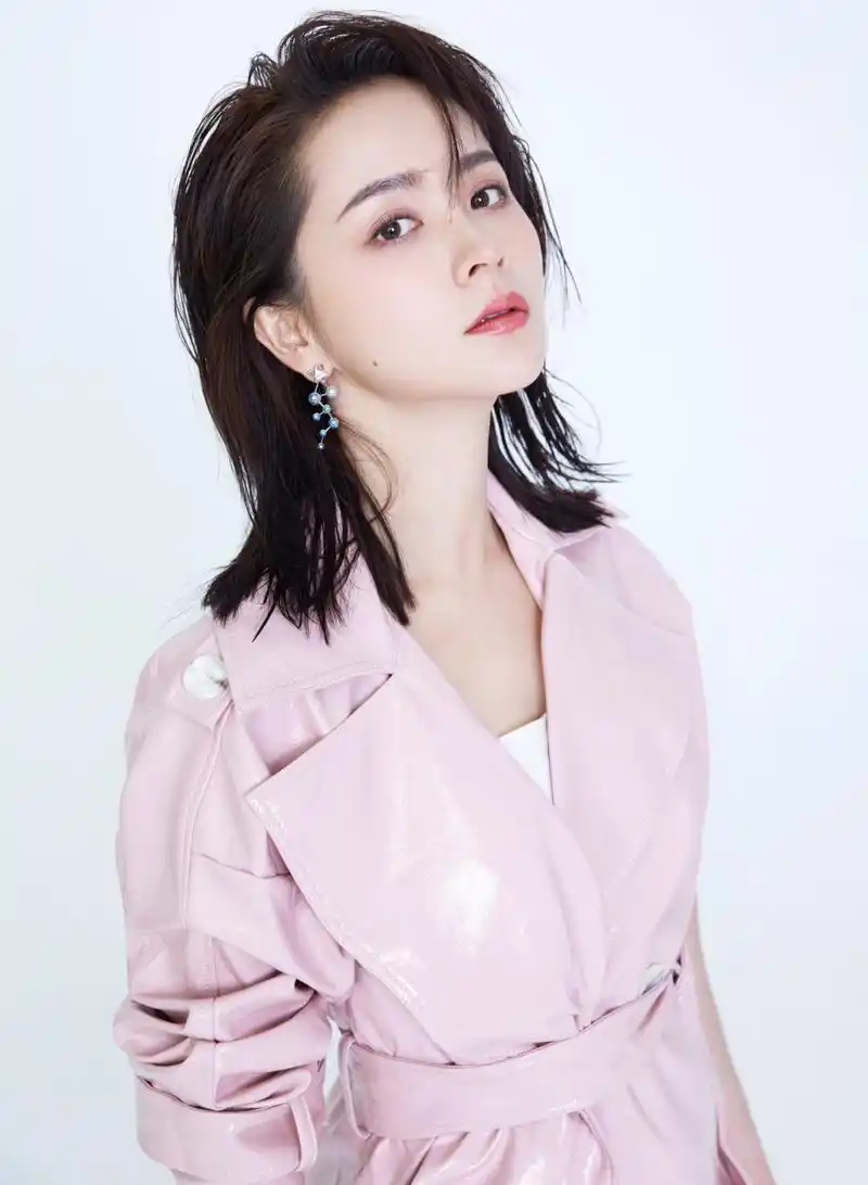 邓莎,1985年12月8日出生于湖南株洲,毕业于四川师范大学电影电视学院