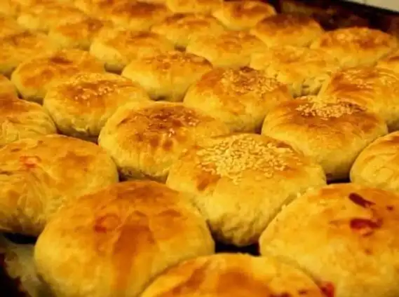 p>水冶酥烧饼是一种传统面食小吃,流行于河南省安阳县水冶镇.