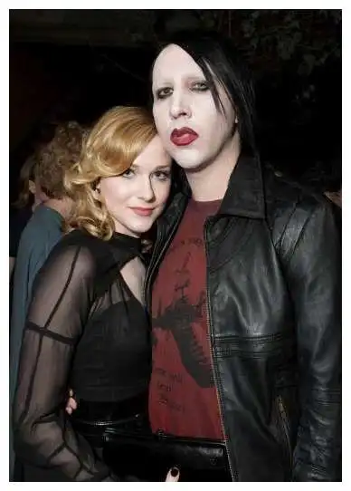 现年52岁的重金属摇滚歌手玛丽莲·曼森(marilyn manson),发表了公开