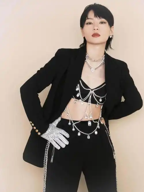 周笔畅挑战性感风却翻车内衣加链条点缀显夸张造型太用力了